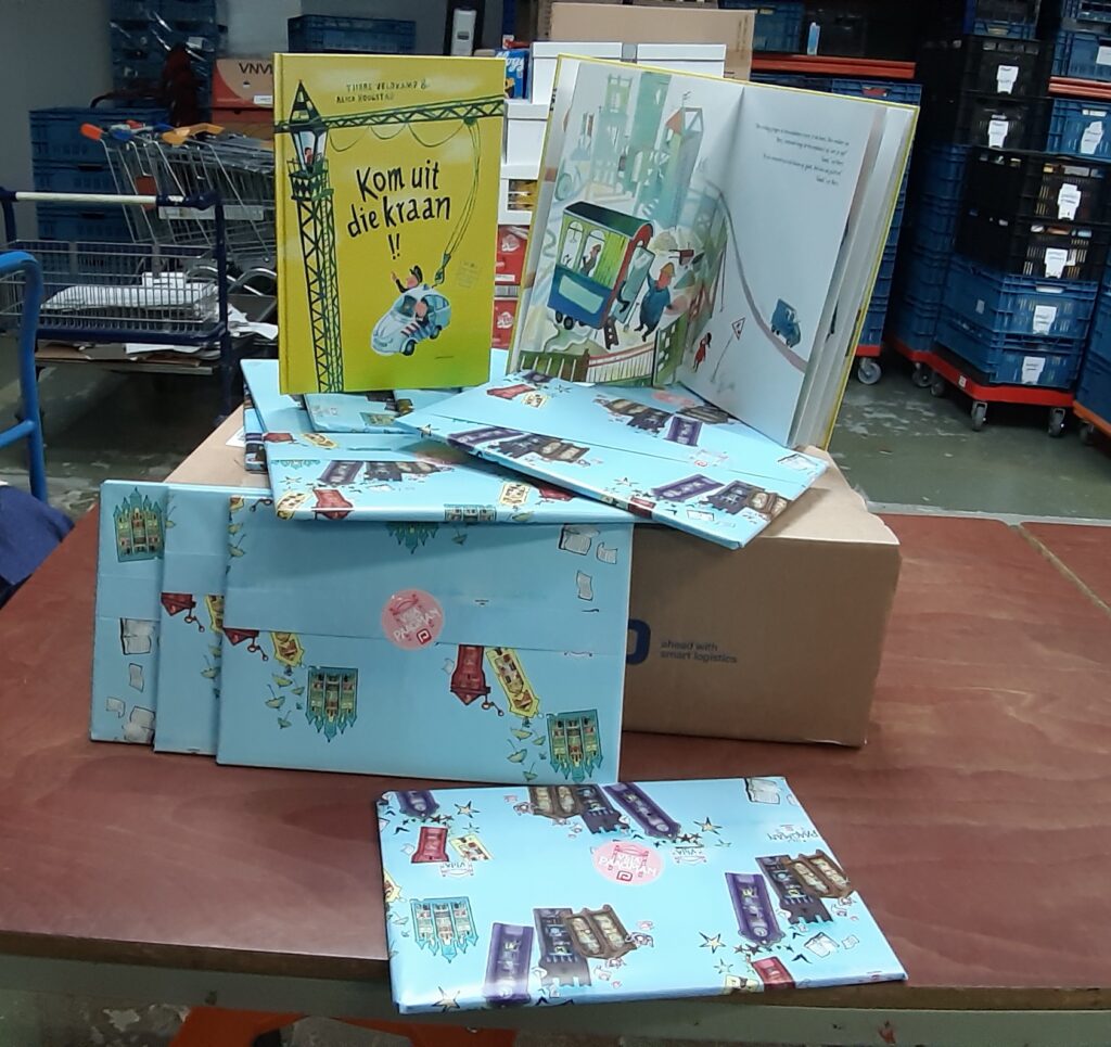 Paagman doneert 55 prentenboeken aan de Voedselbank